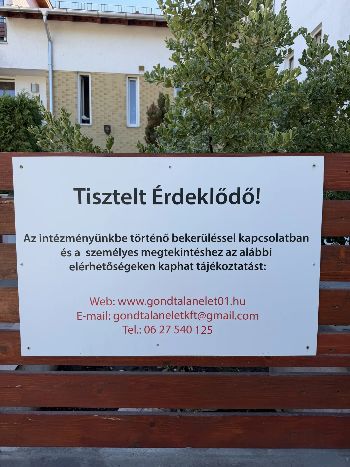 Tájékoztató tábla az otthon kerítésén: Tisztelt Érdeklődő! Az intézményünkbe történő bekerüléssel kapcsolatban és a személyes megtekintéshez az alábbi elérhetőségeken kaphat tájékoztatást.